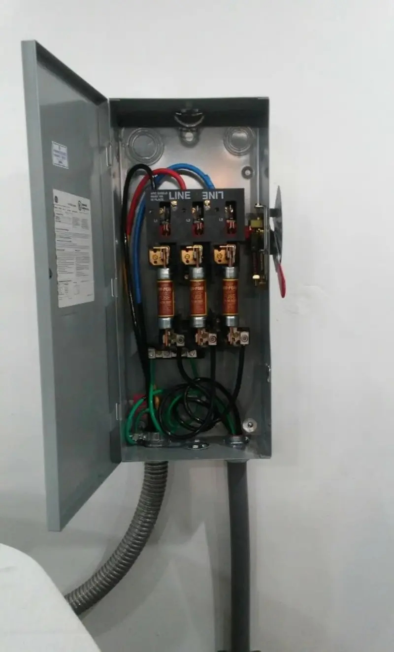 Three-phase disconnect switch installed for Electrical Wiring & Rewiring in Leoni