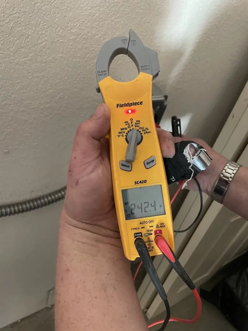 Voltage testing with clamp meter during Outlet Installation in Leoni